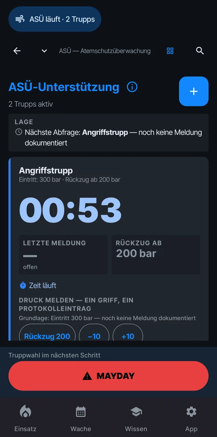 Atemschutzüberwachung mit zwei aktiven Trupps, laufender Zeit des Angriffstrupps, Rückzug ab 200 bar und MAYDAY-Knopf.